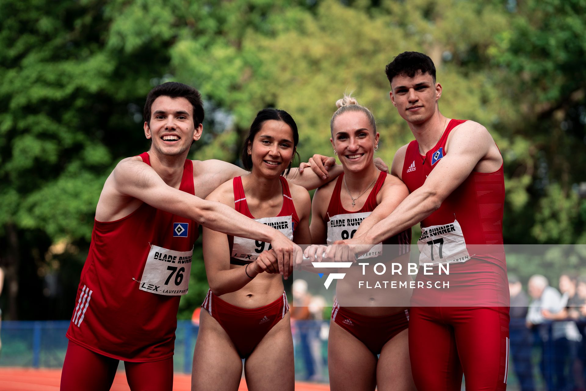 4x400m Mixed Staffel des Hamburger SV mit Ardit Vidishiqi (Hamburger SV), Anisha Steinbach (Hamburger SV), Charlott Jacobs (Hamburger SV) und Markus Wagner (Hamburger SV) am 14.05.2022 beim Nationalen Leichtathletik-Meeting im Erika-Fisch-Stadion in Hannover